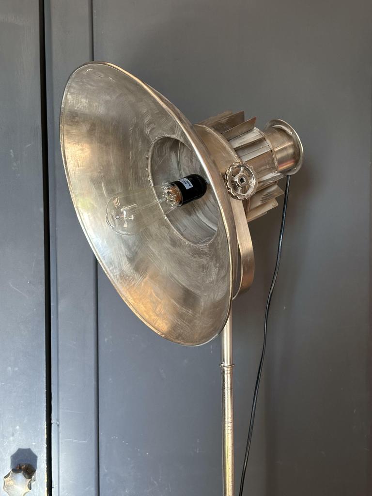 Торшер металлический индустриальный с абажуром-тарелкой