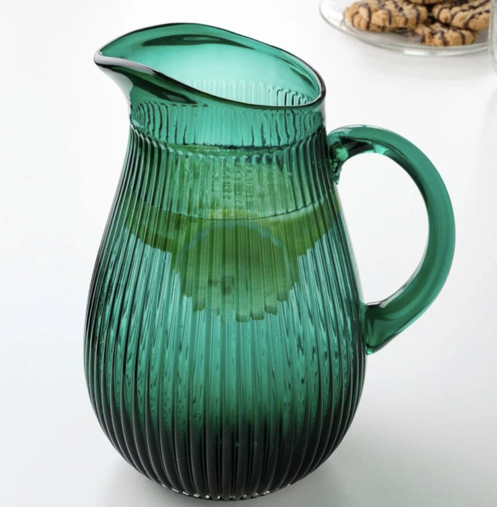 Зеленый стеклянный кувшин