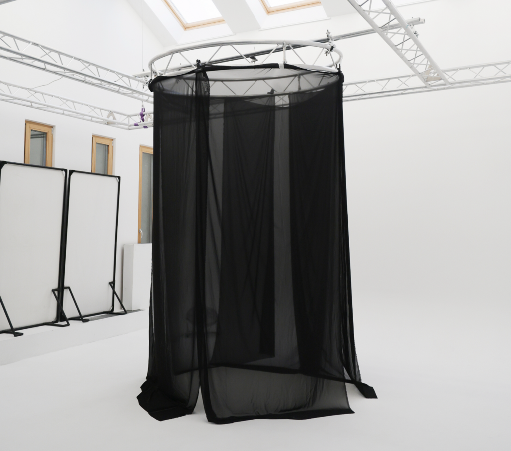 Черный шифоновый фон