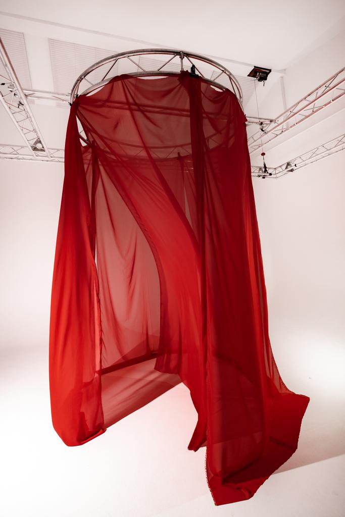 Красный шифоновый фон