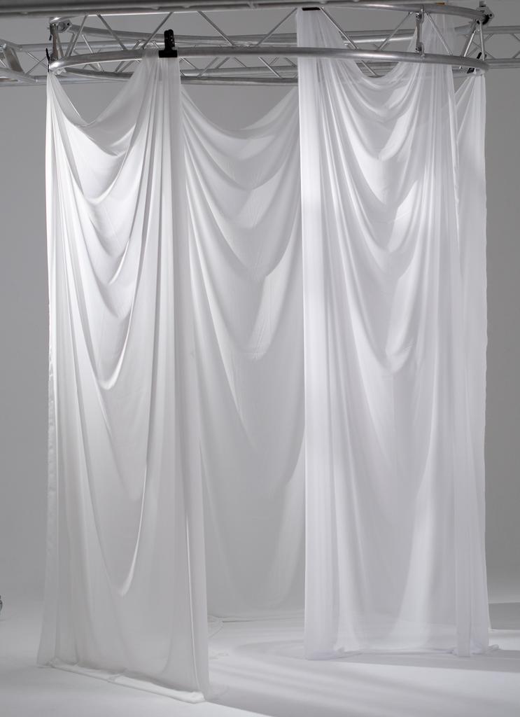 Белый шифоновый фон