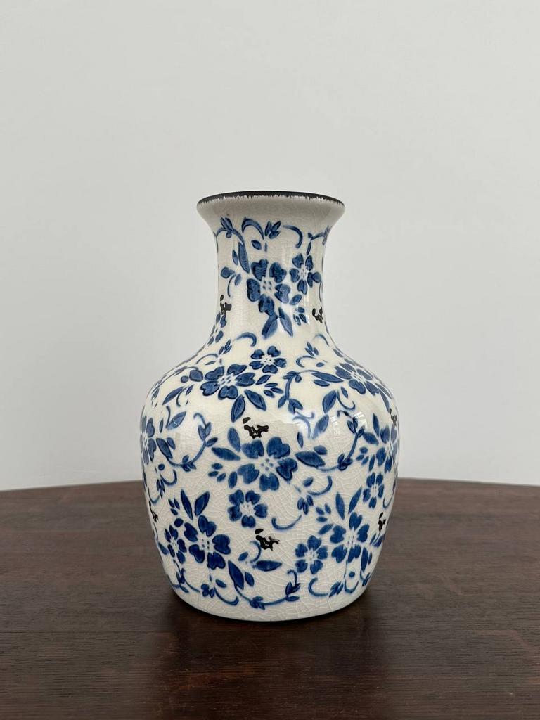 Ваза керамическая с голубым орнаментом