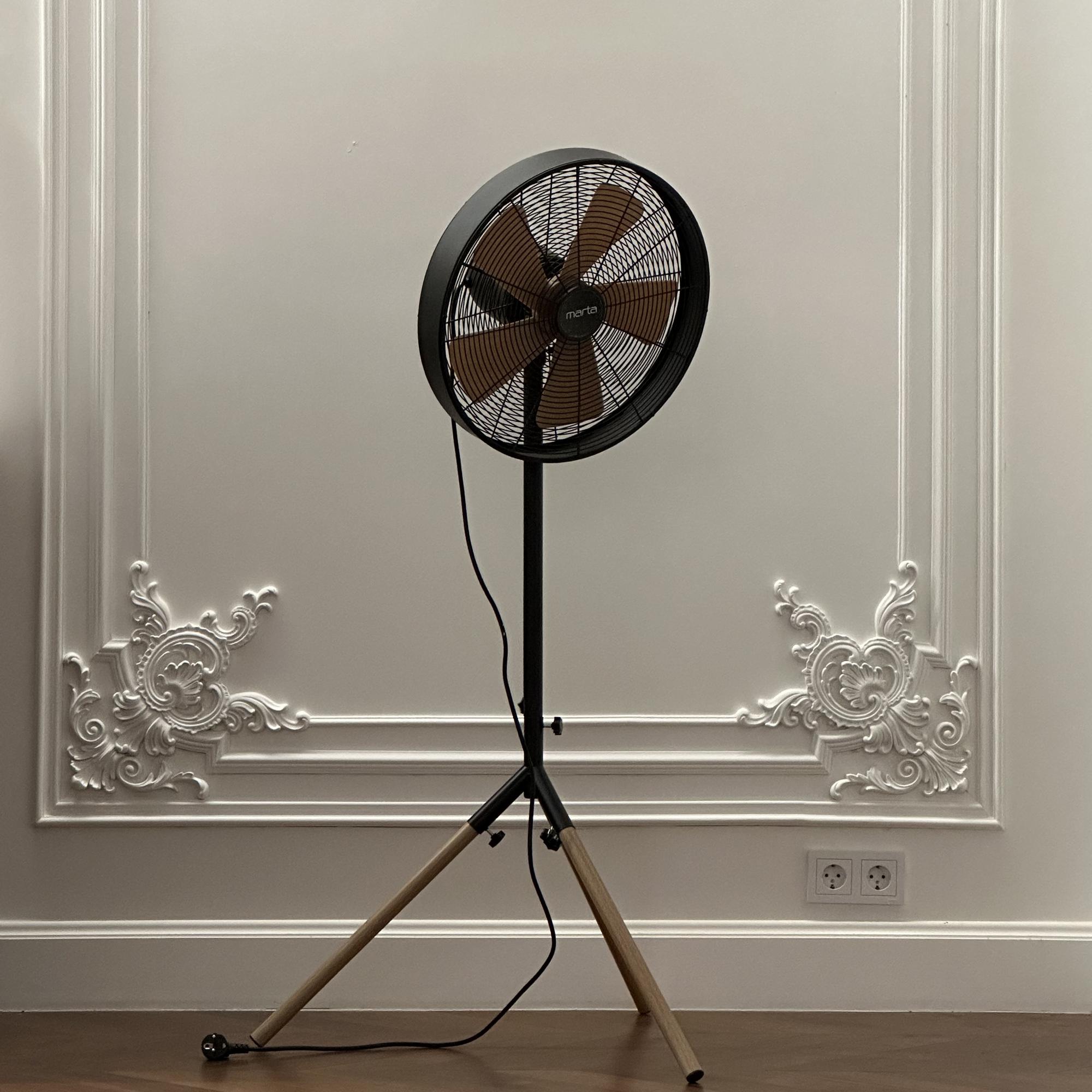 Вентилятор коричневый на ножке