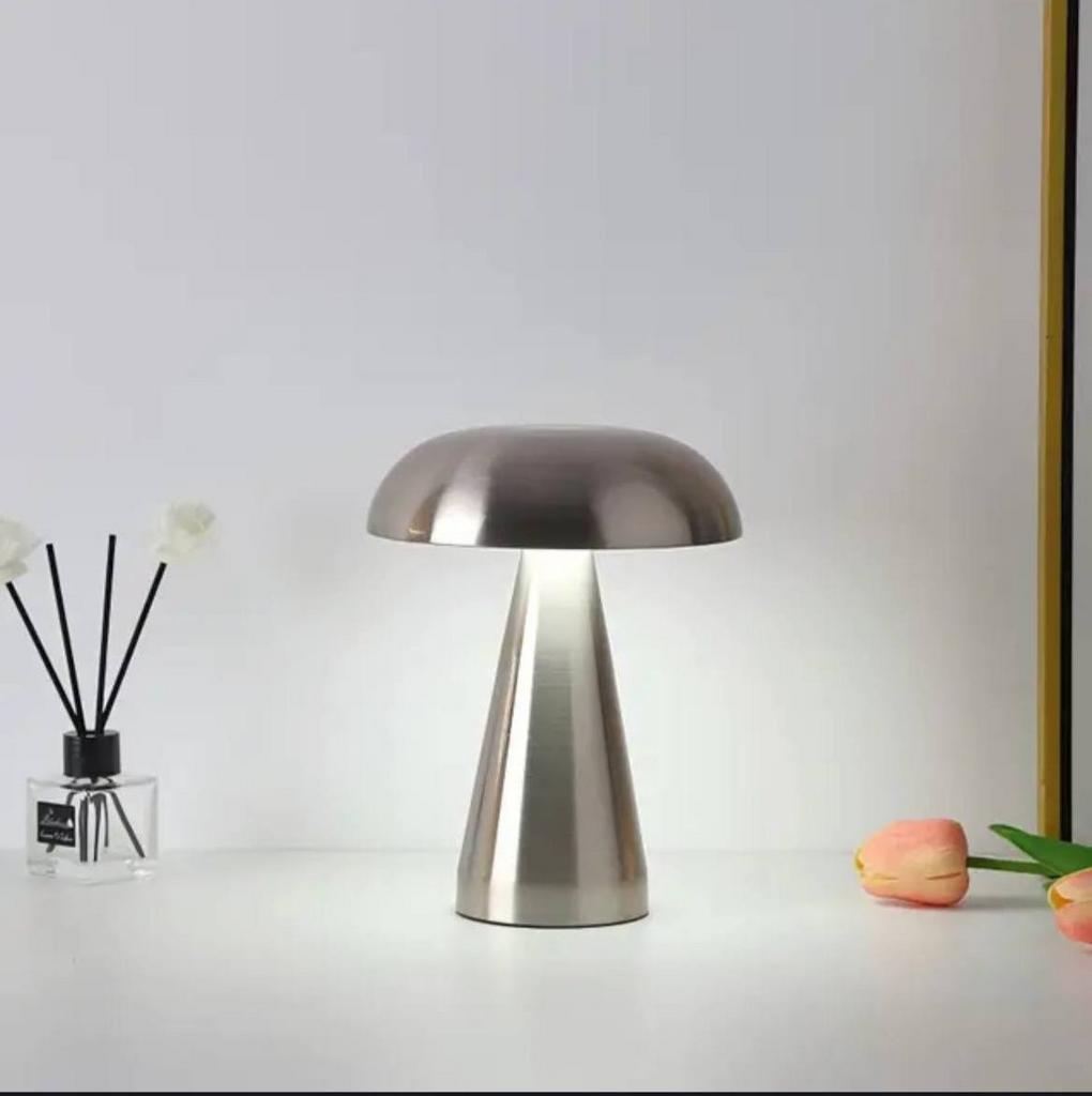 Настольная хромированная лампа