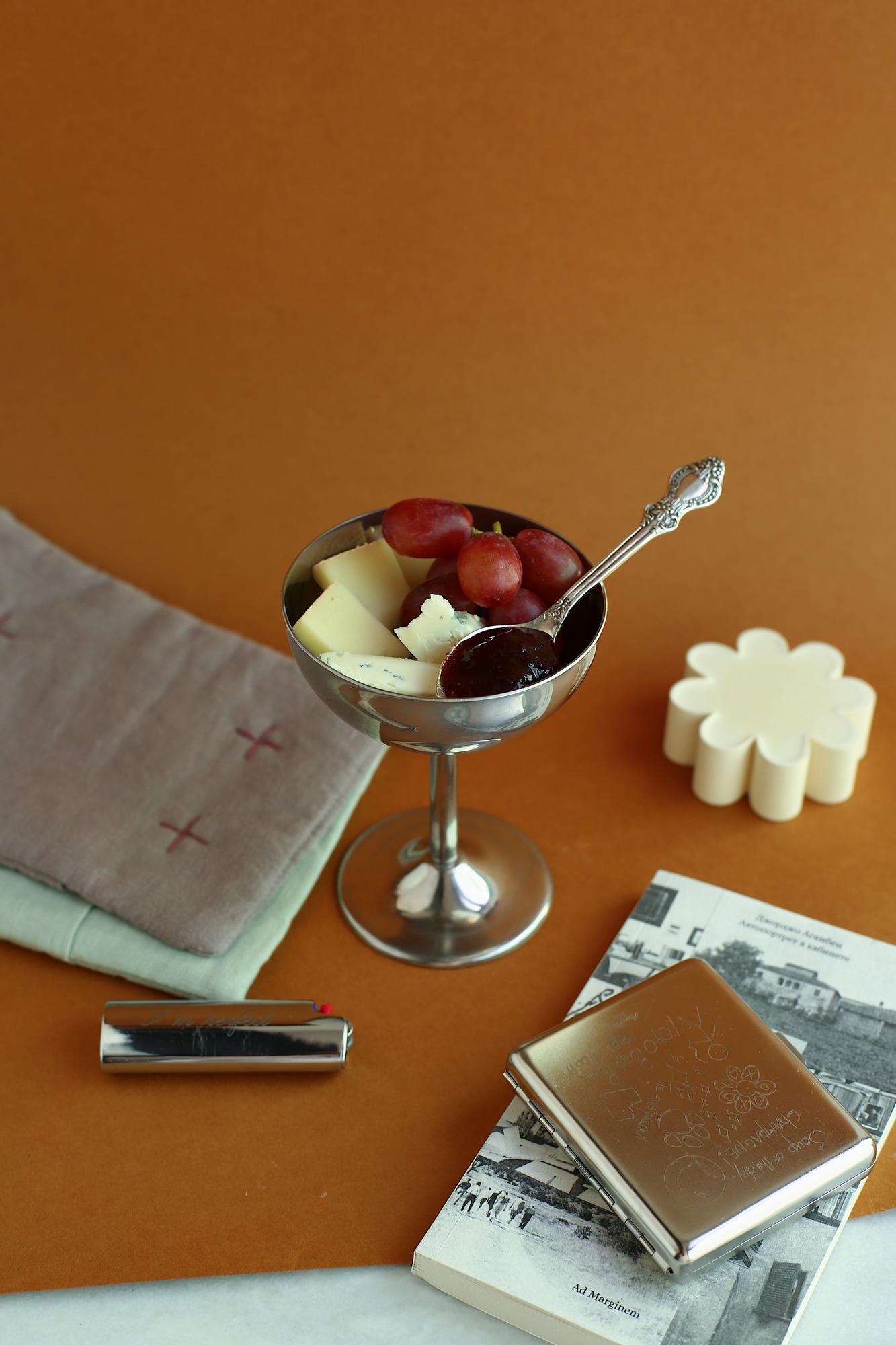 Морбье, горгонзола, виноград