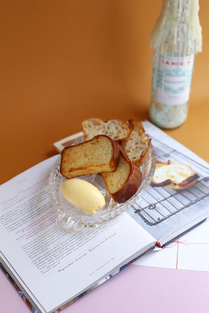 Тартин, бриошь, масло бер-нуазет