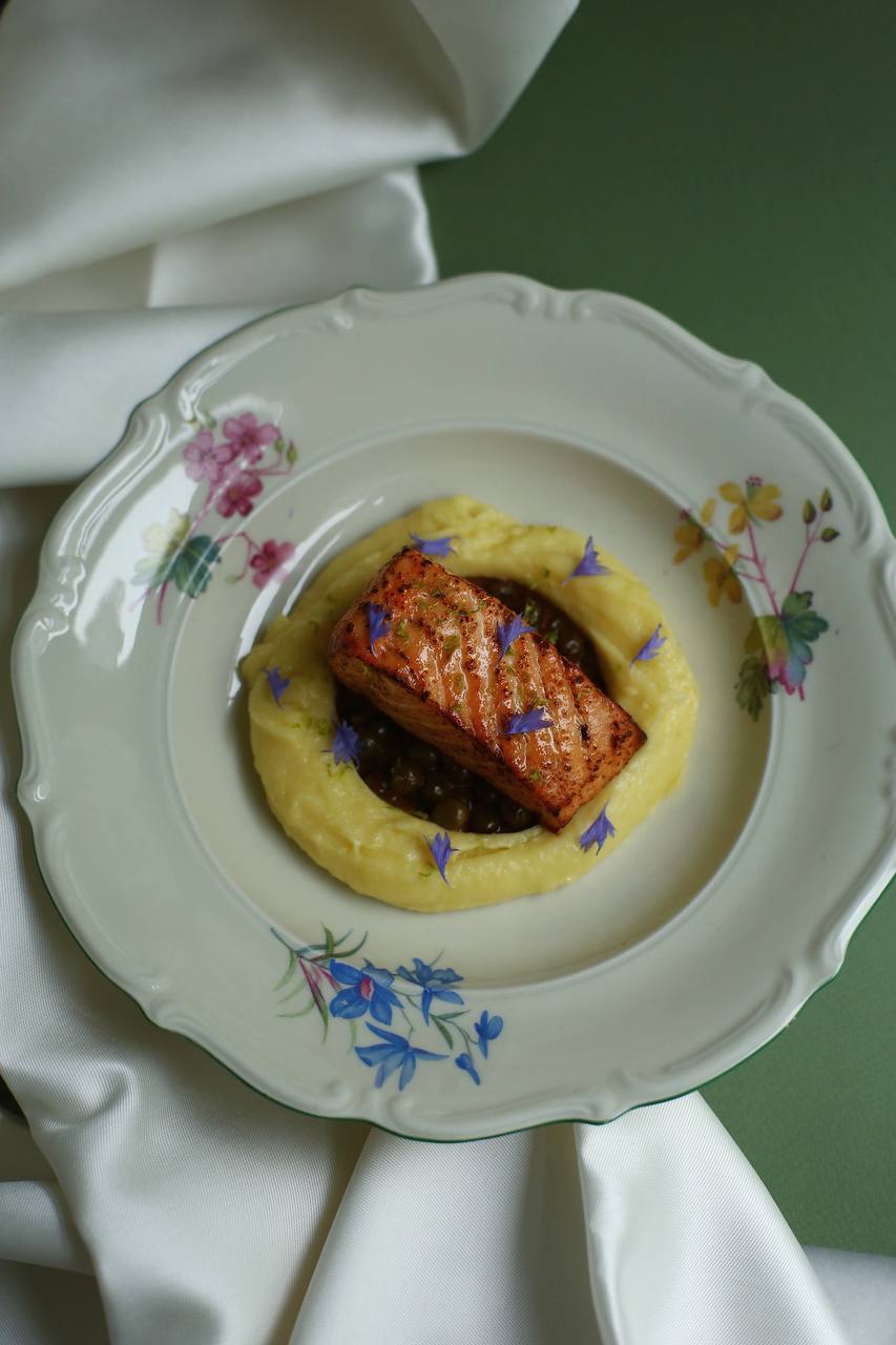 Лосось, картофельное пюре, горошек