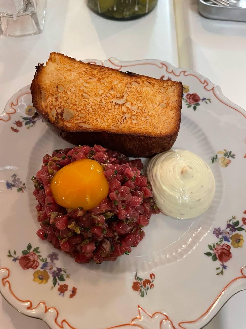 Тартар, трюфельный айоли, бриошь